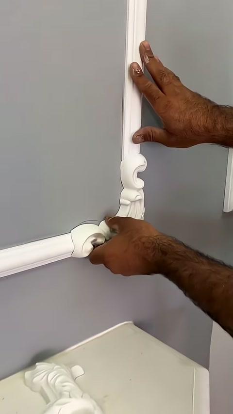 Beyaz dekoratif elemanın yatay çıtayla birleşimi yeniden düzenleniyor