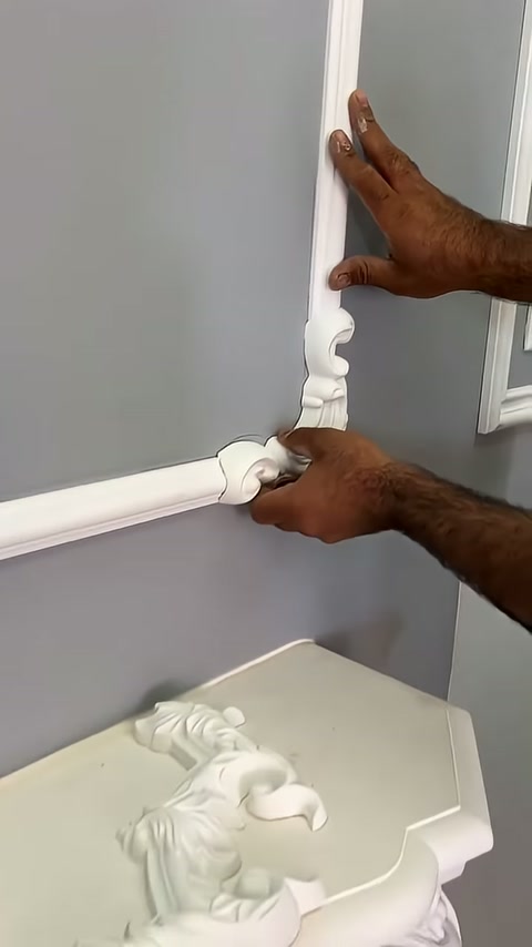 Kıvrımlı motif dikey profilin alt ucuna denk getiriliyor