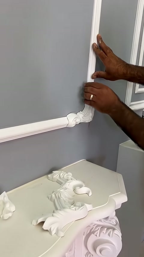 Usta köşe parçasının iki çıta arasındaki hizasını inceliyor