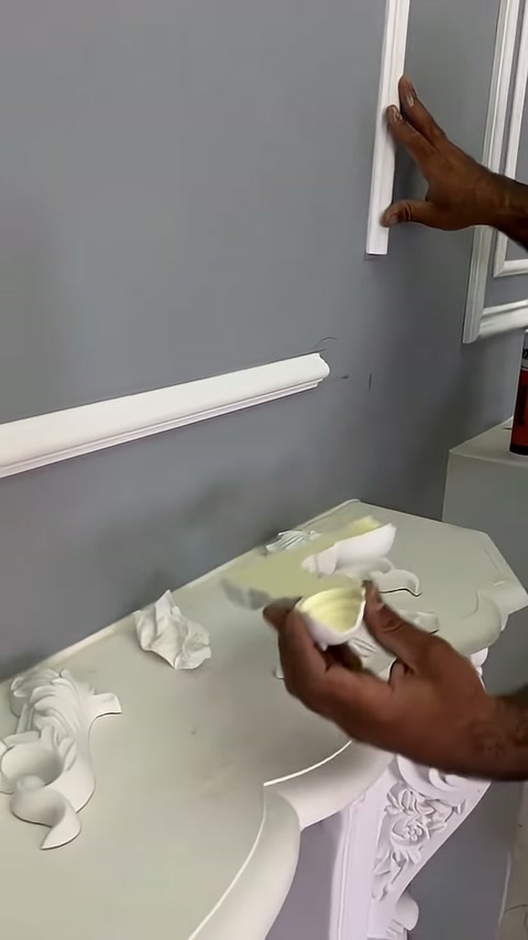 Usta küçük bağlantı parçasını çıta köşesinden uzaklaştırıyor