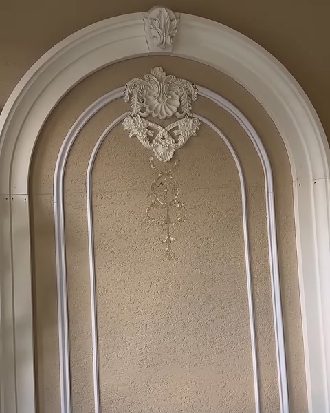 Kemer tepeliği ve kabartma motifler yakından inceleniyor