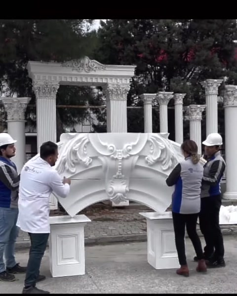 Büyük kemer tacı ekip tarafından sütunların üzerine yerleştiriliyor