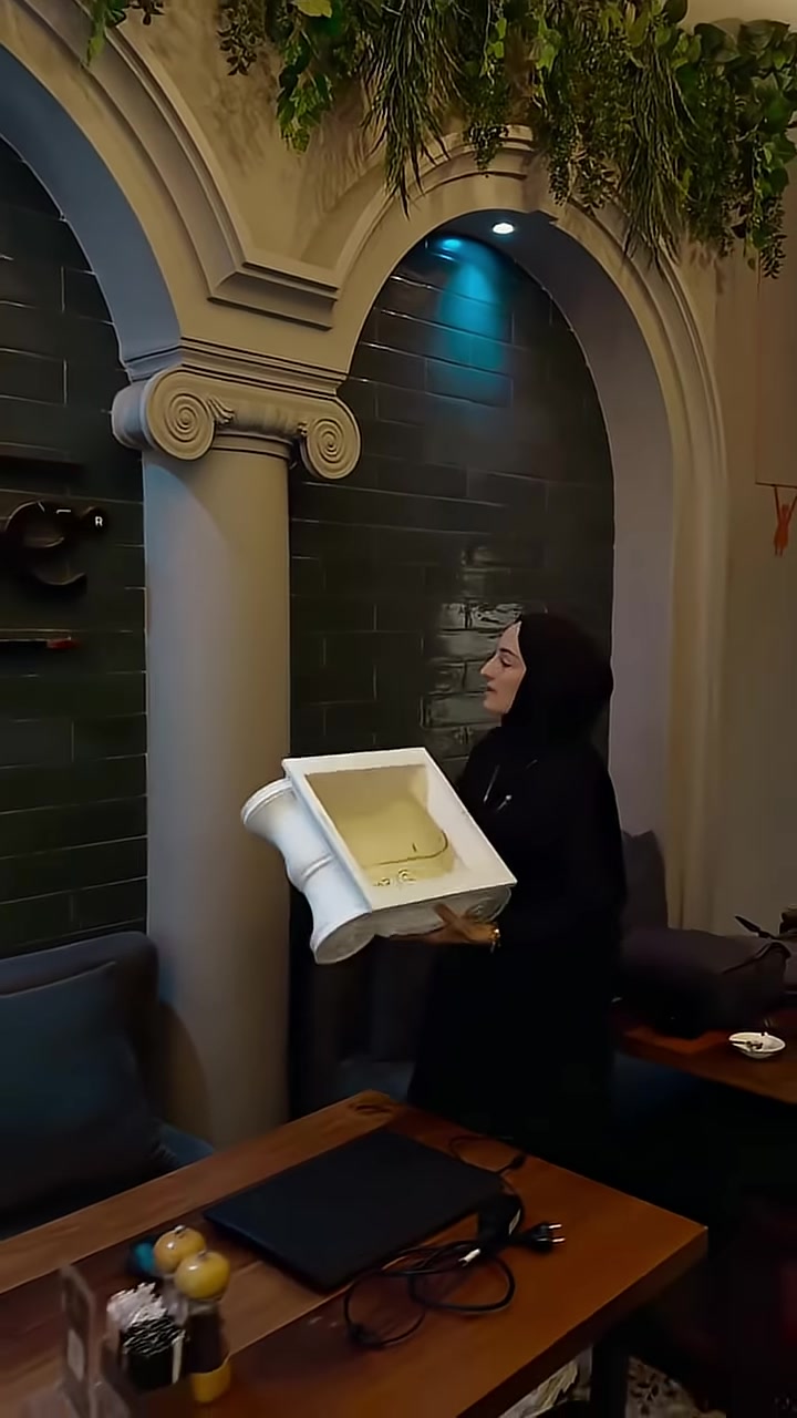 Kemerli duvar açıklığını çevreleyen dekoratif sütun ve iyon başlıkları
