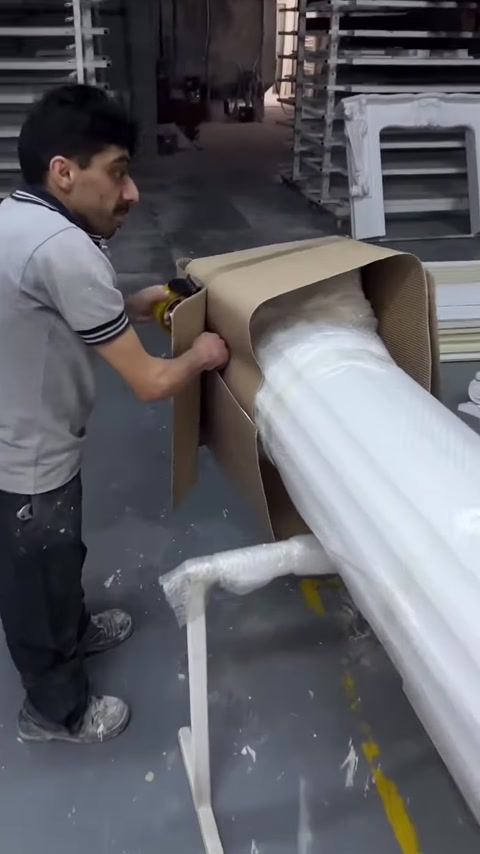 Çalışan sütun gövdesinin koruyucu ambalajını dikkatlice açıyor