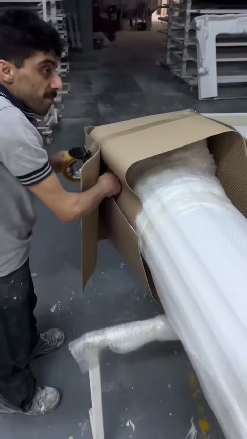 Karton kaplamanın bağlantı kısmı makas yardımıyla kesilerek ayrılıyor