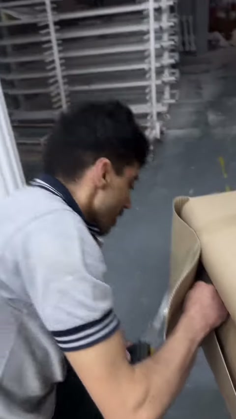 Ambalaj açma işlemi sütunun uç kısmında elle sürdürülüyor
