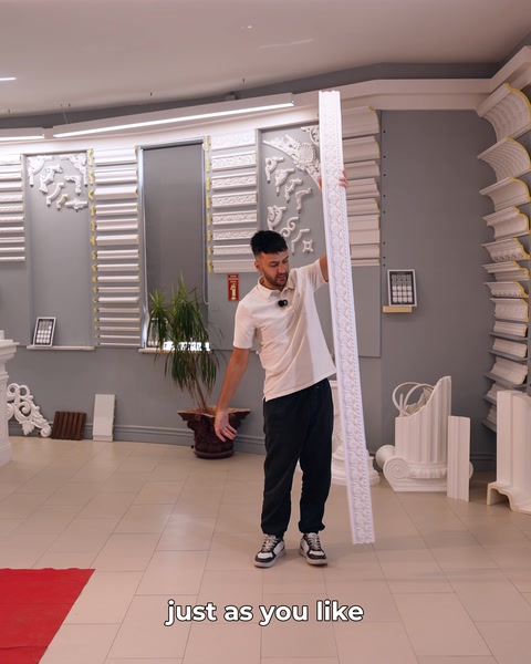 Kişi elindeki düz bordür profilini dikey konumda sergiliyor.