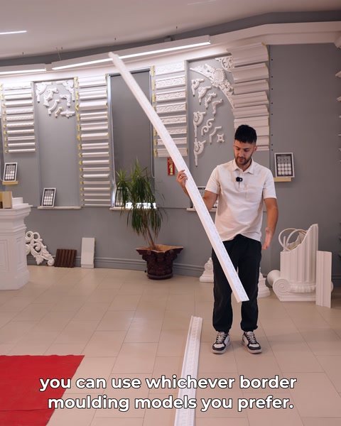 Kişi rigid bordür profilini iki eliyle tutup gösteriyor.