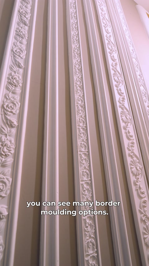 Çiçek ve yaprak motifli bordürlerin kabartmaları yakından görülüyor.