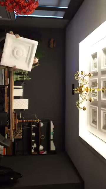 Sunucu kabartmalı kare tavan göbeğini tanıtmak üzere yukarı kaldırıyor