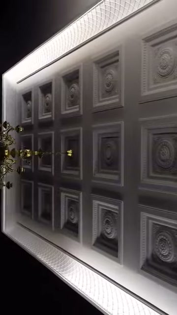 Dekoratif tavan kaplamasında büyük ve küçük kare paneller birlikte kullanılmış