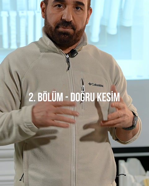 Sunum ekranı önünde sütun görselleriyle anlatım yapılıyor.