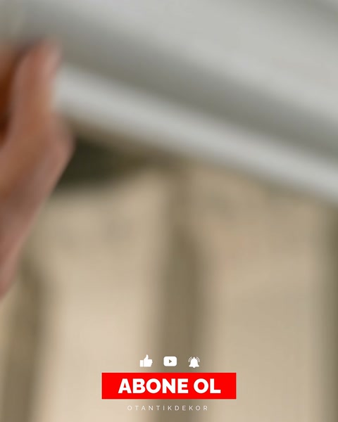 Kesilmiş söve parçası elde tutularak köşe uyumu kontrol ediliyor.