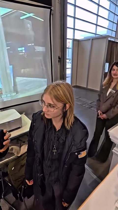 Ziyaretçi VR gözlüğünü inceleyerek mimari sunuma hazırlanıyor.