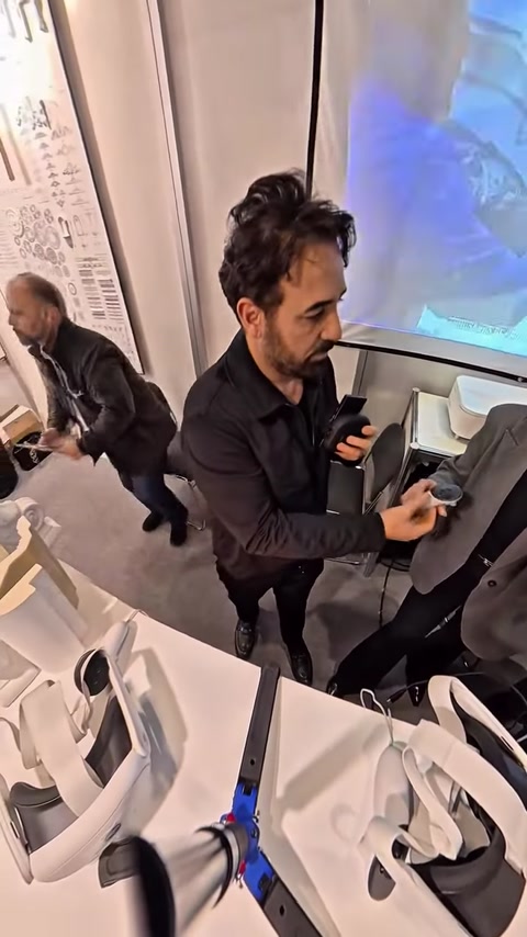 Stand görevlisi VR kumandasıyla dijital proje sunumunu yönetiyor.