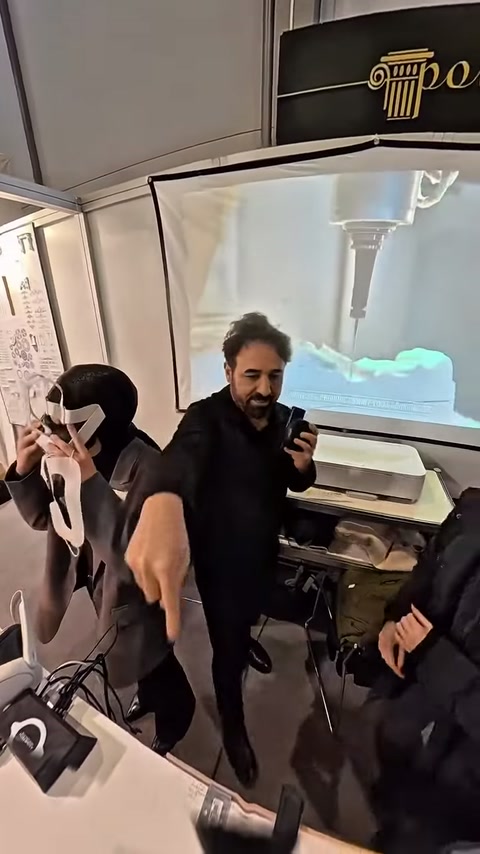 Ziyaretçi, sanal gerçeklik deneyimi öncesinde ekipmanla tanıştırılıyor.