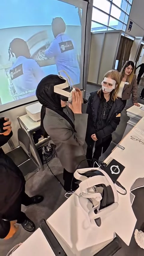Sanal gerçeklik deneyimine katılan ziyaretçi, mimari projeyi inceliyor.