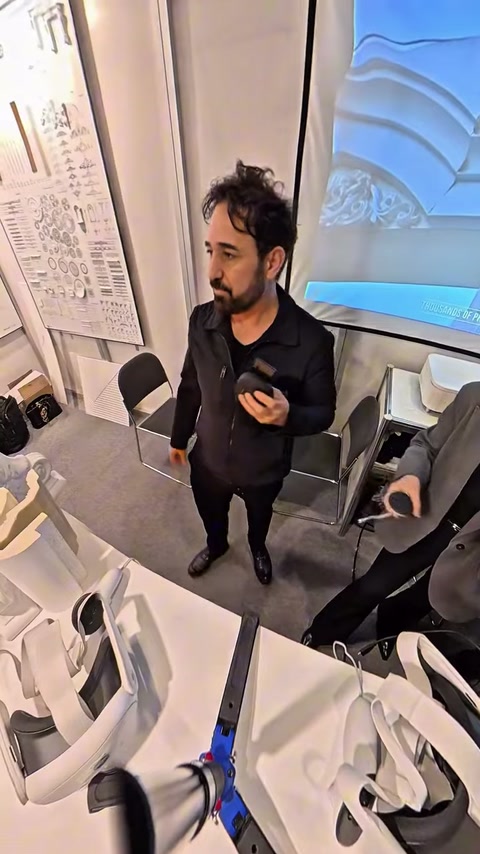 Dekoratif sütun başlığı ve farklı süsleme parçaları yakından sergileniyor.