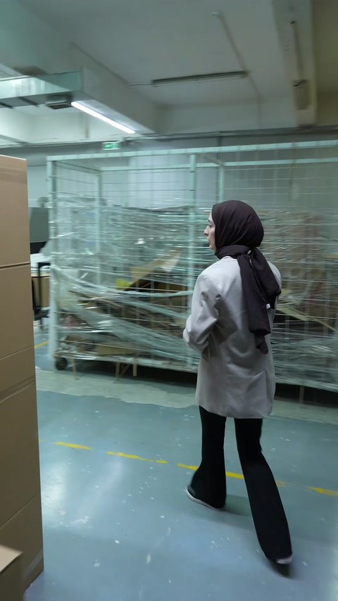 Streçlenmiş ürün paketleri üretim alanında paletler üzerinde bekliyor