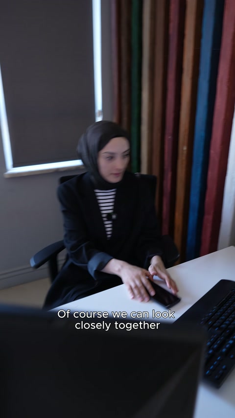 Masa başındaki çalışan yapay pencere üretimiyle ilgili açıklamasını sürdürüyor