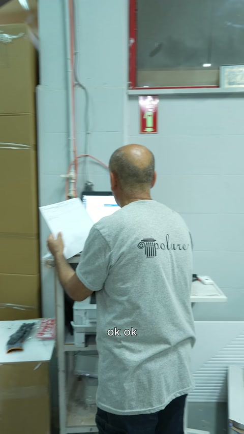 Personel, kutu ve ekipmanların bulunduğu bölümde çalışma sürecini gösteriyor