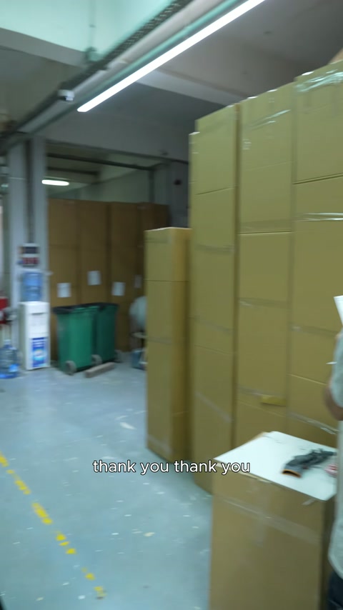 Fabrika içindeki paketleme hattı ve istiflenmiş koliler aynı kadrajda yer alıyor