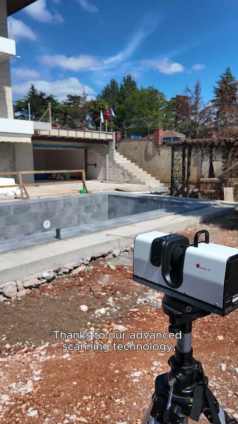 3D tarayıcı açık şantiye alanını ölçmek üzere konumlandırılmış