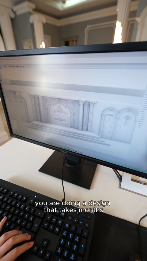 Klavyedeki kullanıcı, klasik iç mekân modelini ekranda düzenliyor.