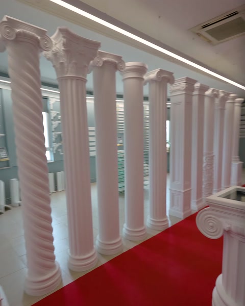 Yan yana sıralanmış oluklu poliüretan sütun modelleri showroom