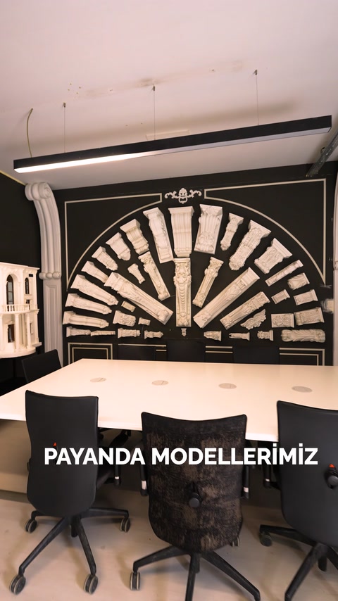 Toplantı alanı arkasında yelpaze düzeninde payanda model seçenekleri