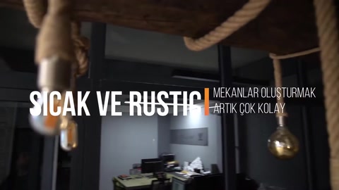 Ahşap kirişler ve dekoratif aydınlatmayla oluşturulan iç mekân