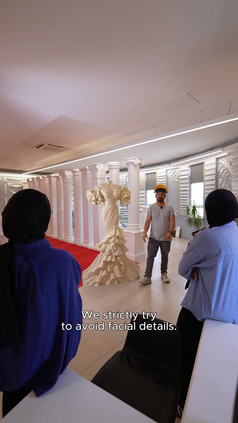 Gelinlik formundaki dekoratif çalışma, showroomun merkezinde dikkat çekiyor.