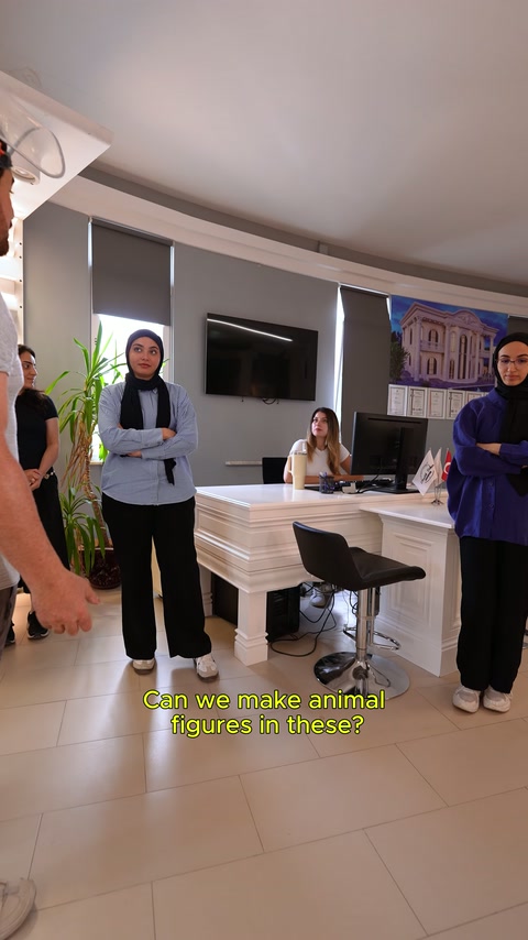 Ofis bölümünde ekip, kişiye özel rölyef figürleri üzerine konuşuyor.
