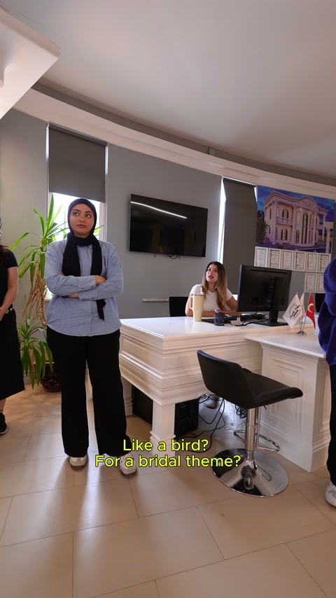 Müşteri temsilcileri, dekoratif tasarım taleplerini toplantı sırasında değerlendiriyor.
