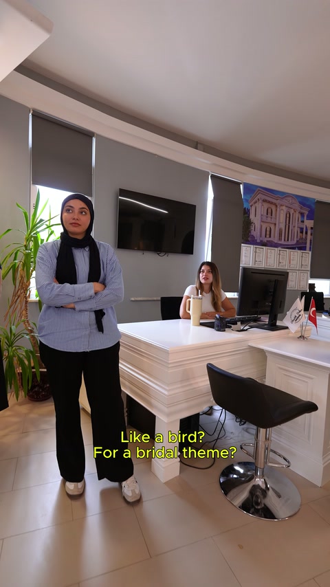 Ofis görüşmesinde gelinlik temalı kabartma fikri üzerinde duruluyor.