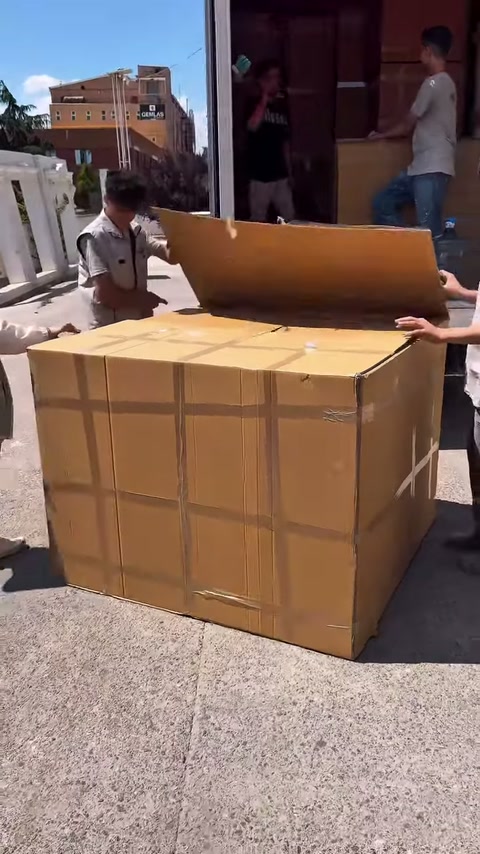 Kutunun bir kapağı yukarı kaldırılarak açma işlemi başlıyor