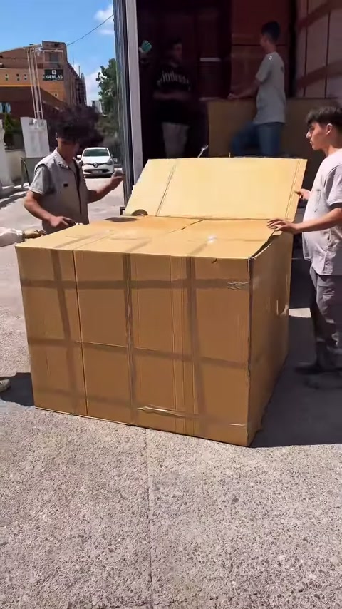 Ekip dış mekânda geniş karton kapağı geriye doğru katlıyor