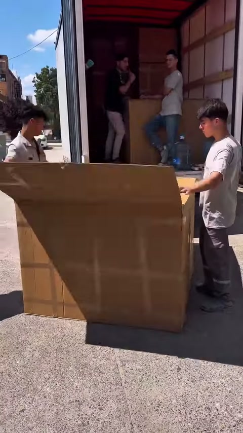 Geniş ambalaj kapağı açılırken kutunun içi henüz görünmüyor