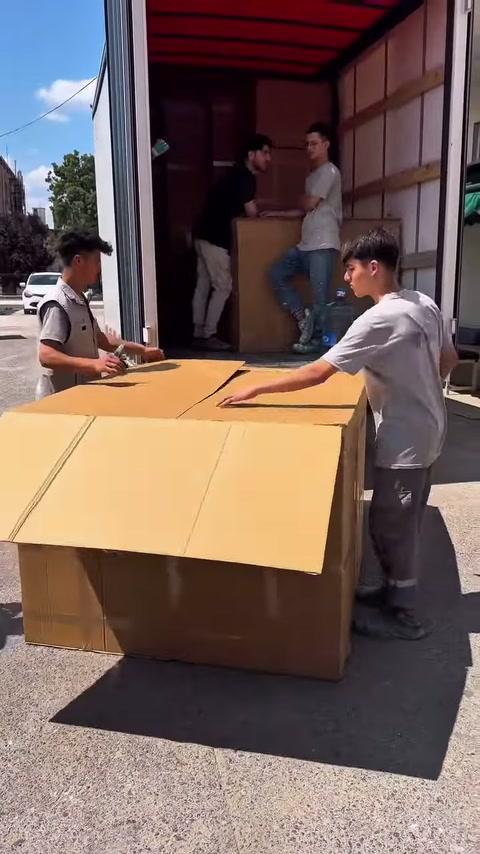 Yan kapakları açılan kutu ürünün çıkarılmasına hazırlanıyor