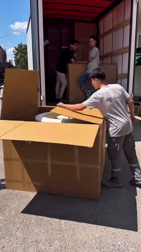 Çalışan öndeki karton kapağı aşağı indirerek içeri ulaşıyor