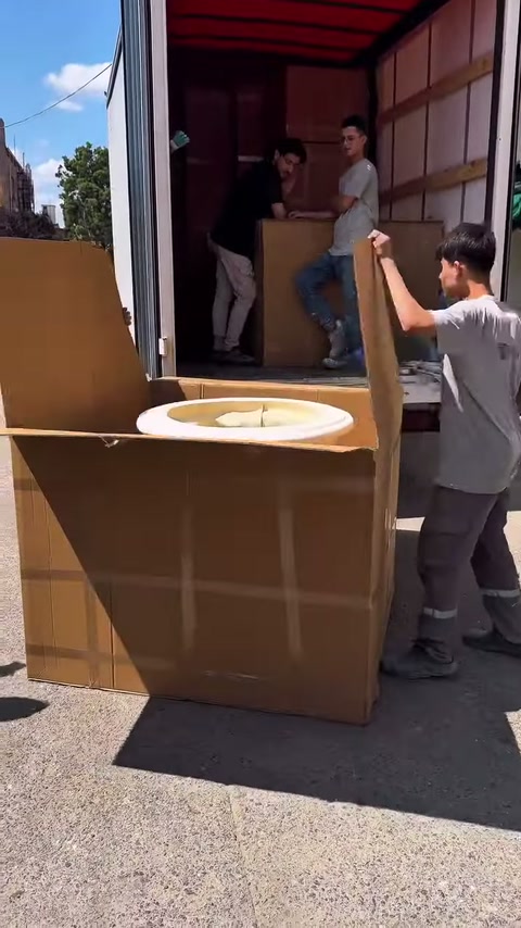 Kutunun içinde beyaz yuvarlak üst tabla ilk kez beliriyor