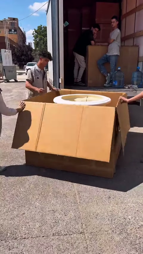 Açık ambalaj içinde sütun başlığının dairesel tepesi görülüyor