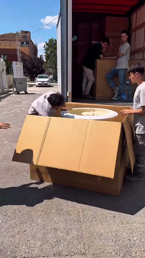 İki çalışan içerideki dekoratif parçayı kavramaya hazırlanıyor