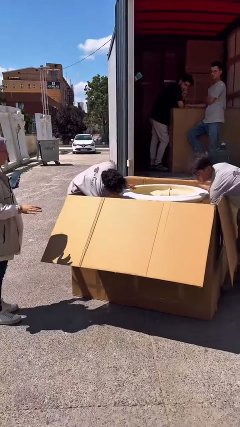 Ekip açık kutudaki sütun başlığını kaldırmak için eğiliyor