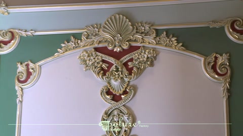 Klasik duvar panelinin üst bölümünde simetrik poliüretan süslemeler sergileniyor
