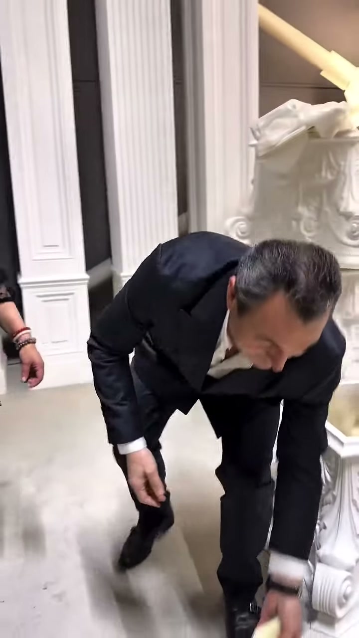 Müşteri, oyma motifli kaidenin önündeki profil örneğini yerden kaldırıyor