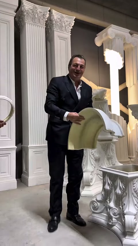 Dekoratif profil örneği, işlemeli kaide ve sütunların arasında tutuluyor
