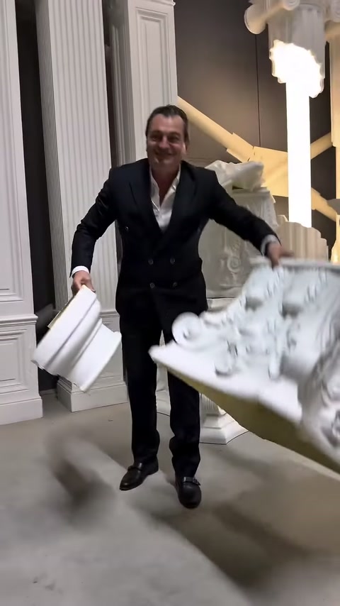 Oyma bezemeli büyük dekoratif parça showroom zemininde kaldırılarak sergileniyor