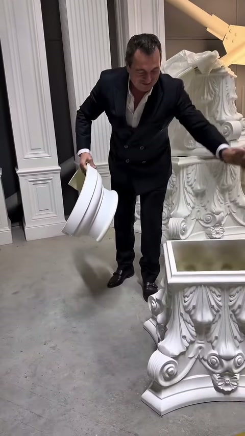 Müşteri, işlemeli parçayı kare ağızlı dekoratif kaidenin yanına getiriyor