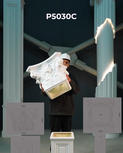 İşçi işlemeli sütun başlığı ürününü kameraya tutuyor